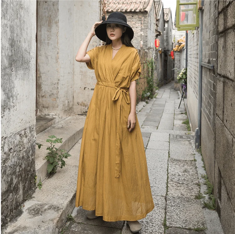 Simple silhouette V-neck drawstring dress